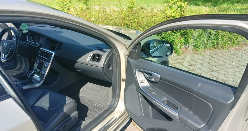 Volvo S60 cena 72900 przebieg: 117250, rok produkcji 2018 z Brzostek małe 121